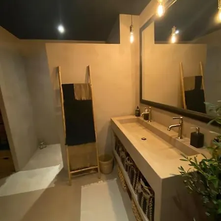 Et Dependance Avec Piscine Villa *